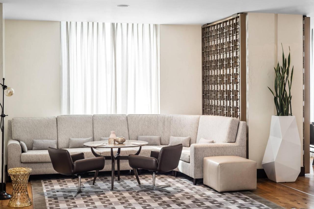 Baku Marriott Hotel Boulevard Exterior photo A room with a screen