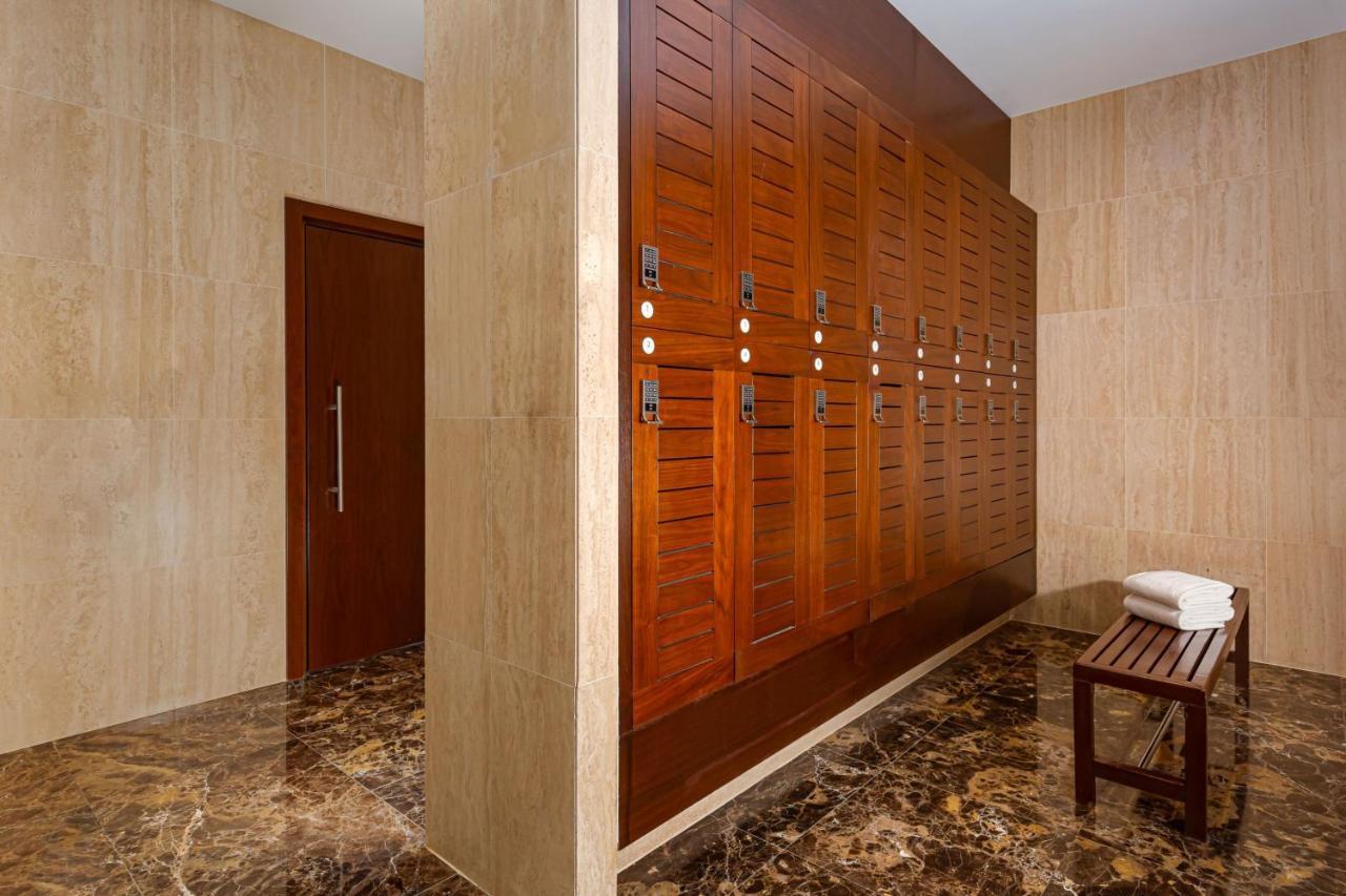 Baku Marriott Hotel Boulevard Exterior photo A locker room at a spa
