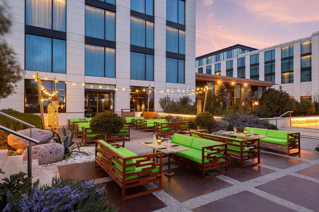 Baku Marriott Hotel Boulevard Exterior photo The hotel's outdoor lounge