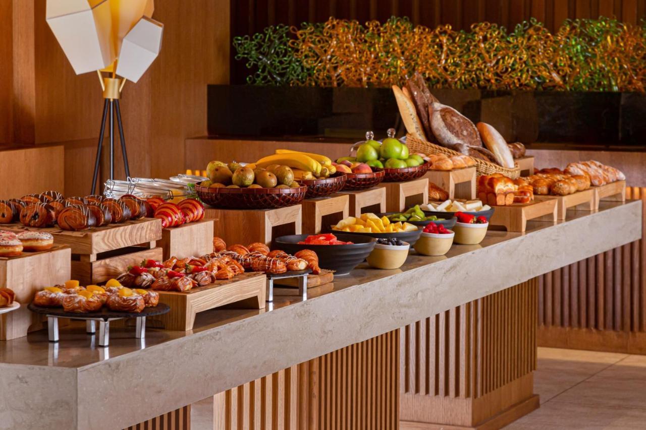 Baku Marriott Hotel Boulevard Exterior photo A buffet at a hotel