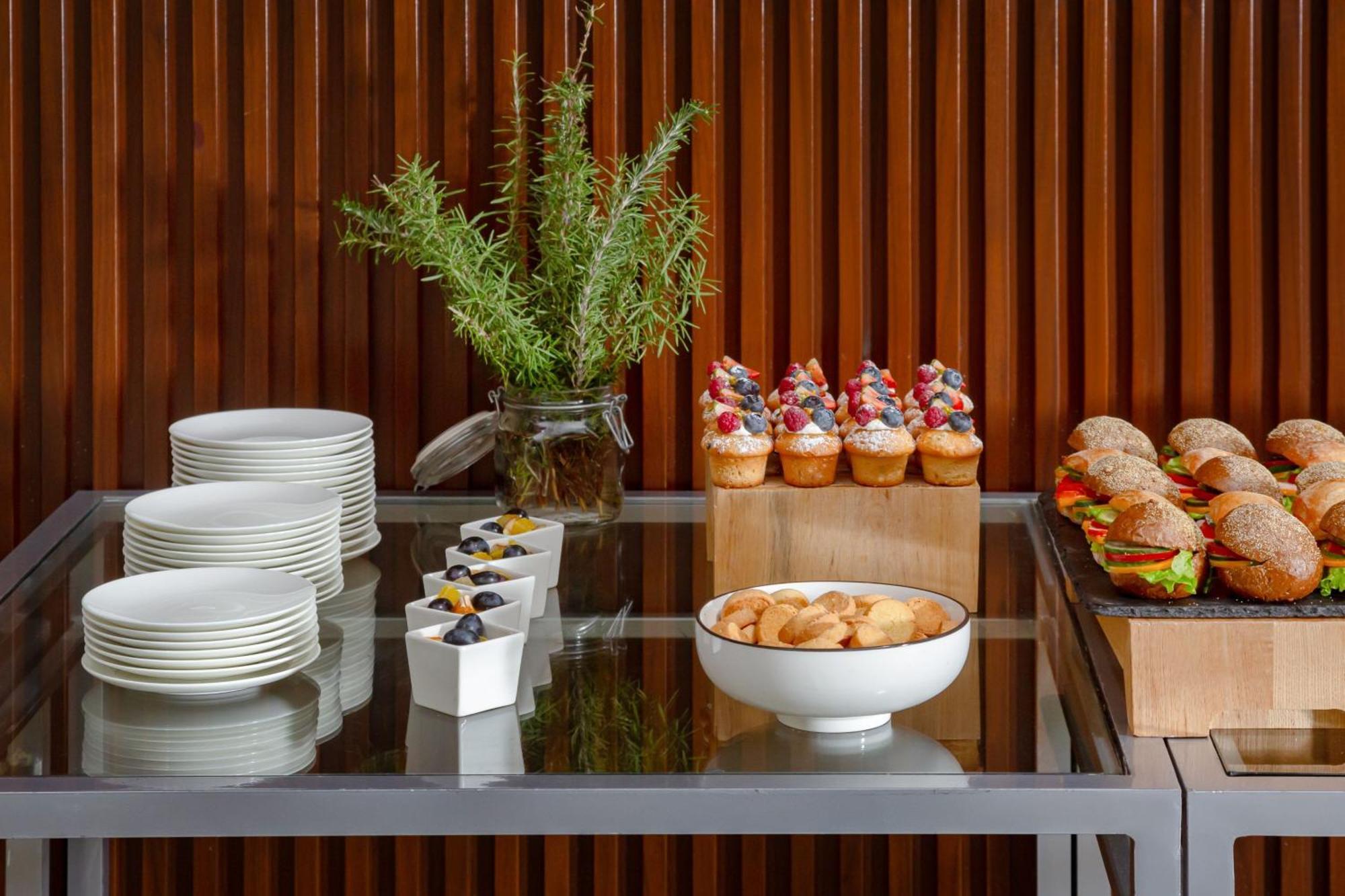 Baku Marriott Hotel Boulevard Exterior photo A buffet table with a selection of desserts
