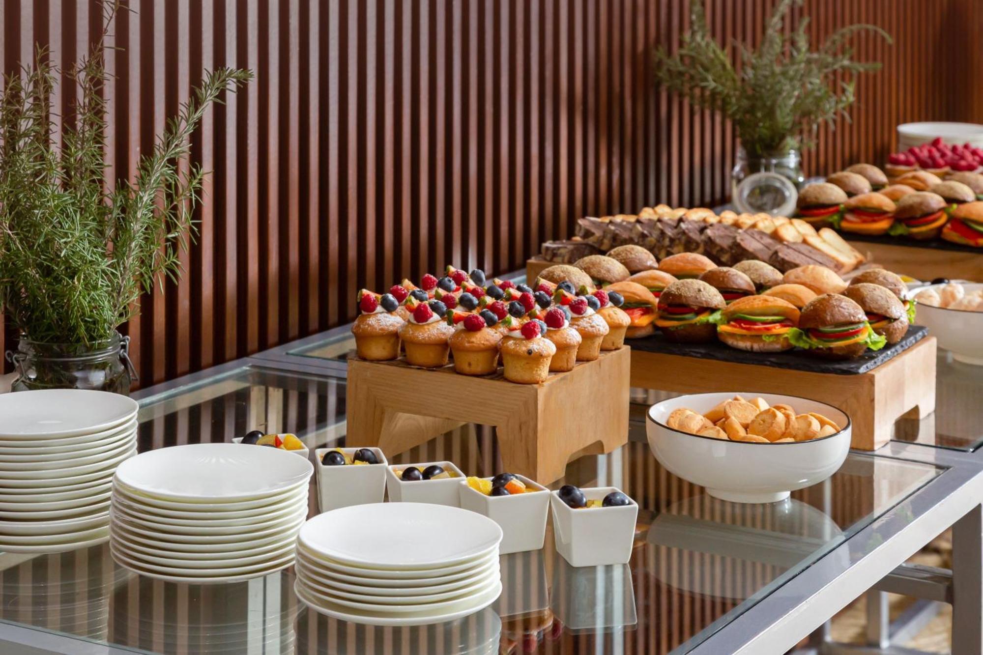 Baku Marriott Hotel Boulevard Exterior photo A buffet