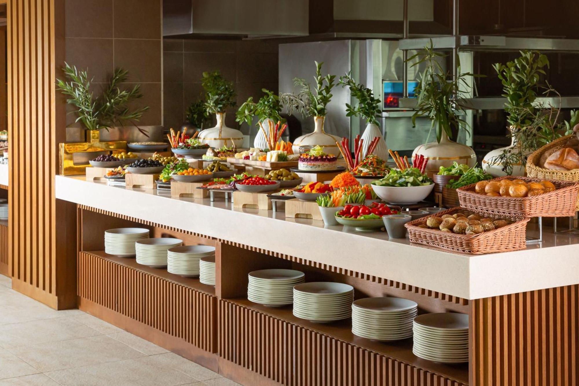 Baku Marriott Hotel Boulevard Exterior photo A buffet at a hotel